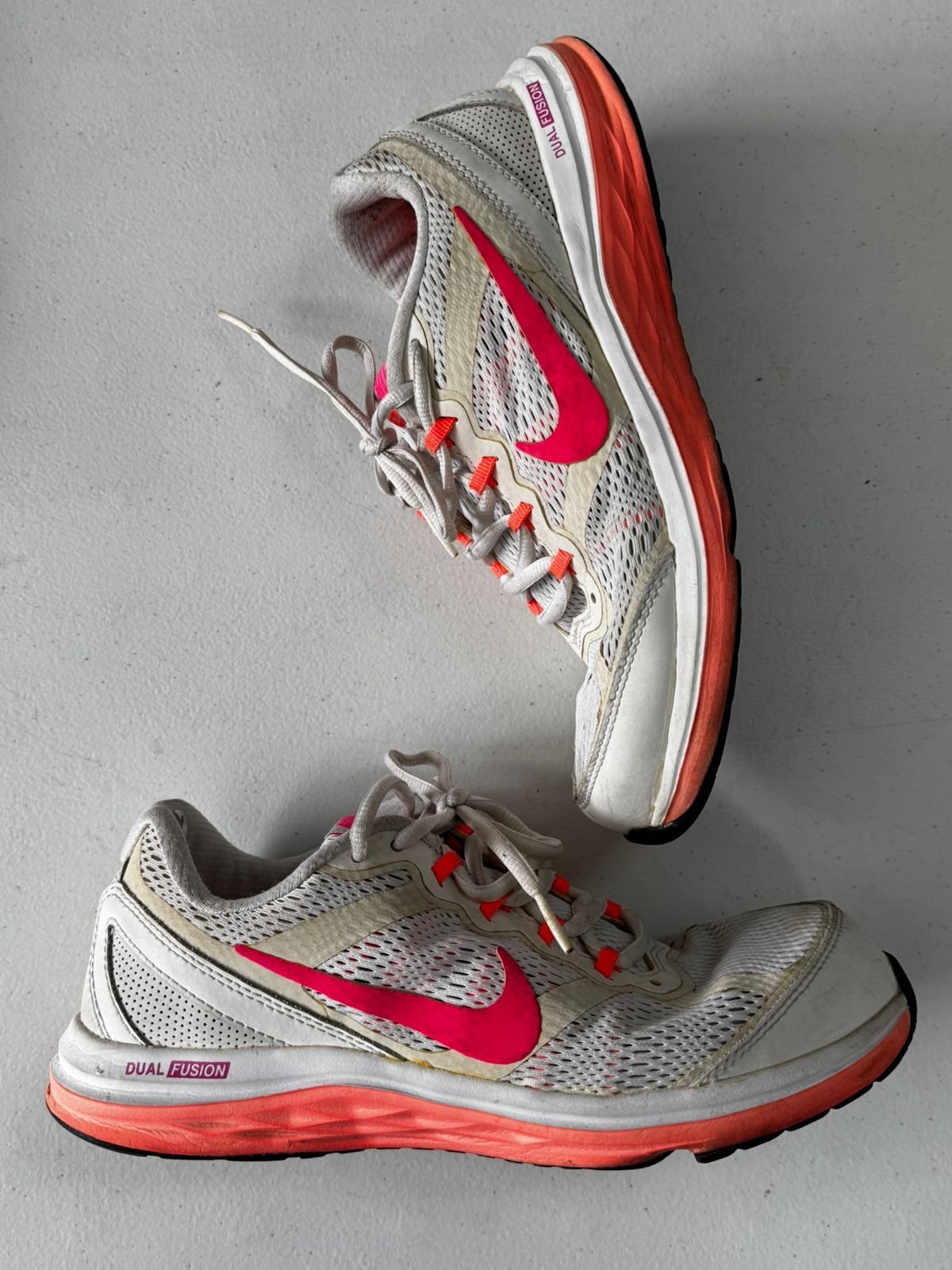 TENIS DA NIKE BRANCO E LARANJA DUAL FUSION (TAM 37)