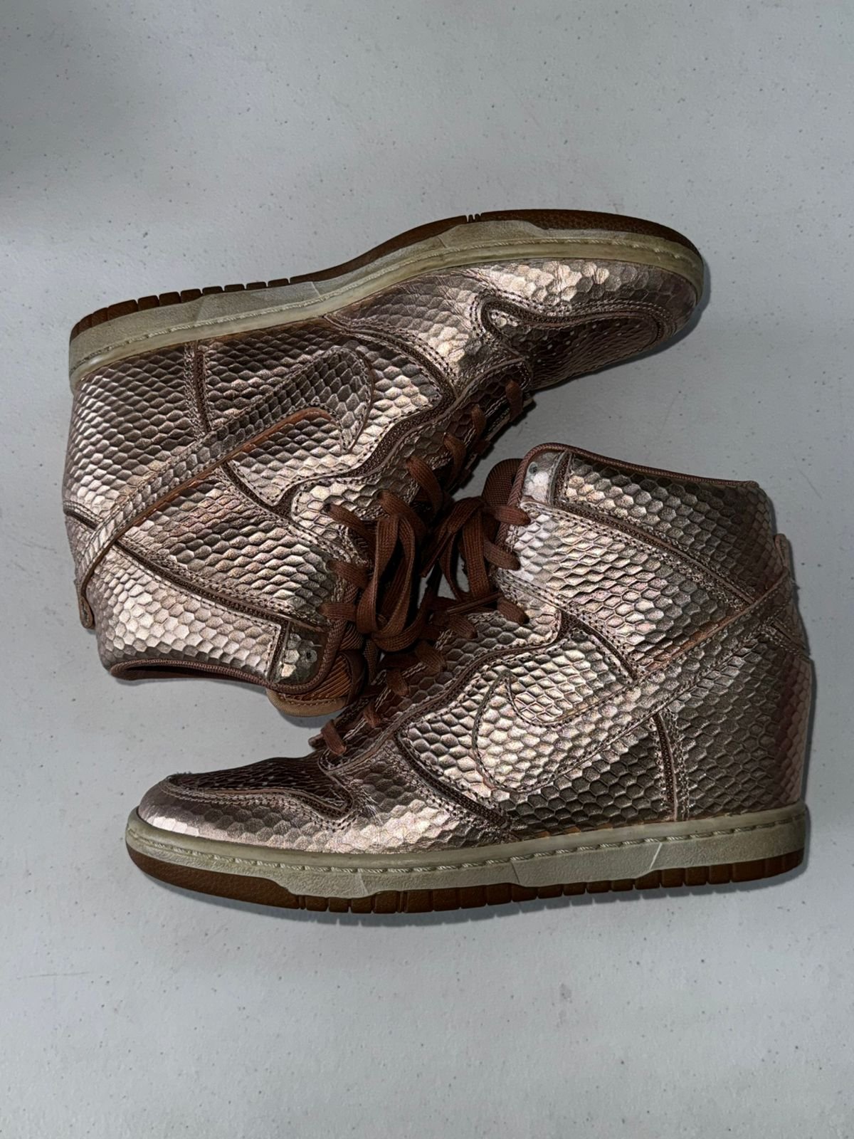 TENIS NIKE DOURADO CANO LONGO (TAM 37)